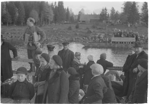 Tornionjoen rannalla 1944 — sotilas dokumentoi ylittäjiä, kahden valtakunnan välinen joki on yhtäaikaa raja ja silta.