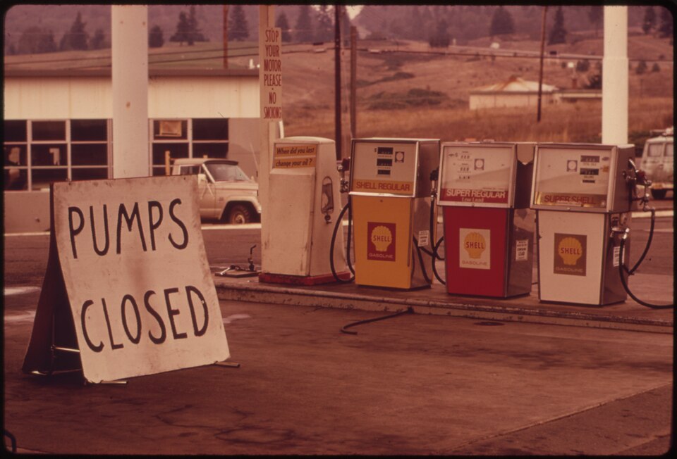 PUMPS CLOSED -kyltti suljetulla Shell-bensiiniasemalla Oregonissa öljykriisin aikana 1973–74. Kolme tyhjää bensapumppua, tyhjä piha.