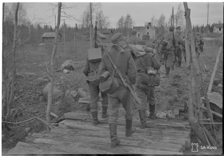 Suomalaisia sotilaita konekivääritehtävissä etenemässä Kemin valtauksen aikana 7. lokakuuta 1944. Mustavalkokuva SA-kuva-arkistosta.