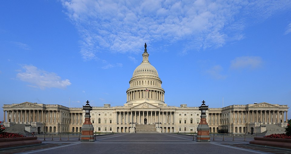 Yhdysvaltain Capitol-rakennuksen itäjulkisivu — kongressin koti Washingtonissa.
