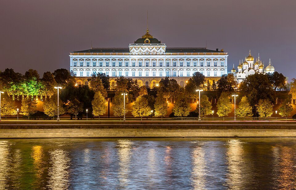 Suuri Kremlin-palatsi yöllä Moskva-joelta — Venäjän presidentin virallinen residenssi.