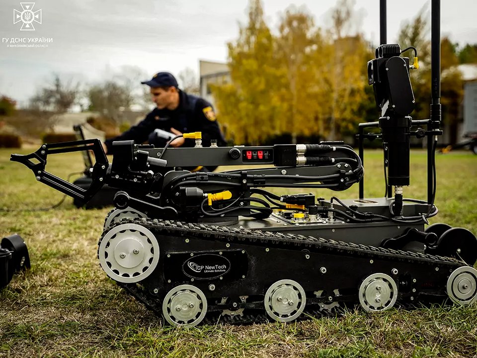 Ukrainalainen miehittämätön maa-ajoneuvo telaketjuilla, robottikäsi etupuolella, antennit ja kamera takana.