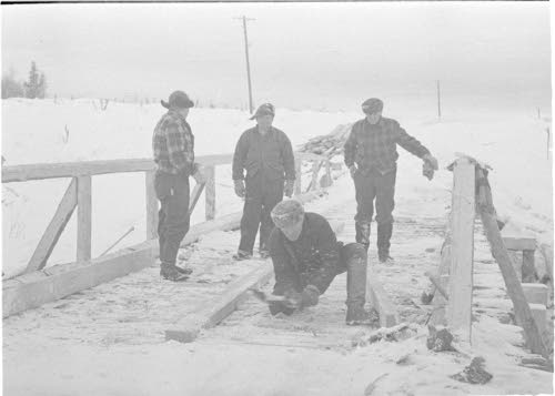 Lapin sillanrakennustyötä Petsamon tiellä huhtikuussa 1940.